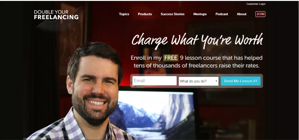 Man promoting freelancing course.