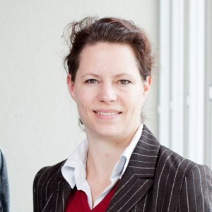 Woman, social media expert, recommending Deadline Funnel.