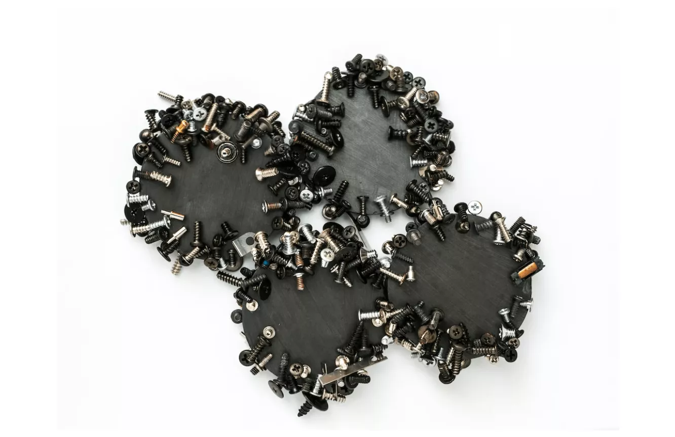 Screws arranged on dark discs.