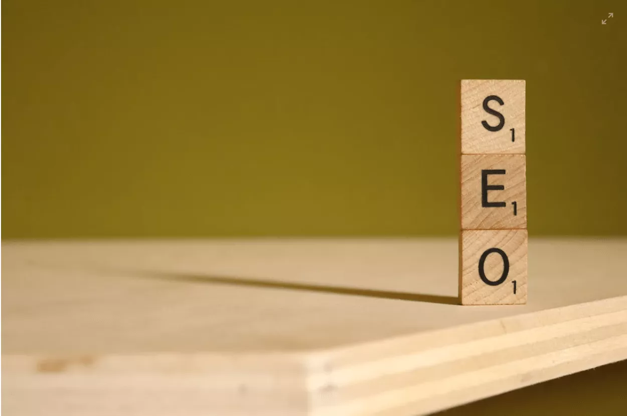 SEO word tiles stacked on a surface.